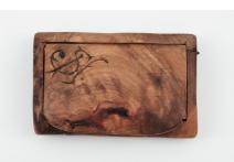 Drewniane pudełko na tytoń z inicjałem: S.H.