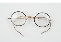 Ebonitowa oprawa okularów, zauczniki druciane, pozłacane; okulary ze szkłami
