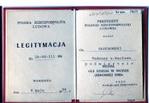 Legitymacja nr 30-90-111 MW nadająca ob. Głuchowski Tadeusz, s. Wacława pośmiertnie Medal za udział w wojnie obronnej 1939. 