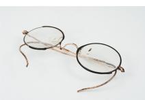 Ebonitowa oprawa okularów, zauczniki druciane, pozłacane; okulary ze szkłami