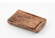 Drewniane pudłko na tytoń, na dnie wyrytymotyw roślinny, na dłuższej bocznej krawędzi daty: 1939 - 1940. 