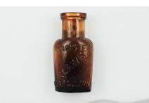 Buteleczka mała, okrągła, z brązowego szkła, z korkiem (umiejscowiony wewnątrz) w szeroką szyjką i profilowanym wylewem